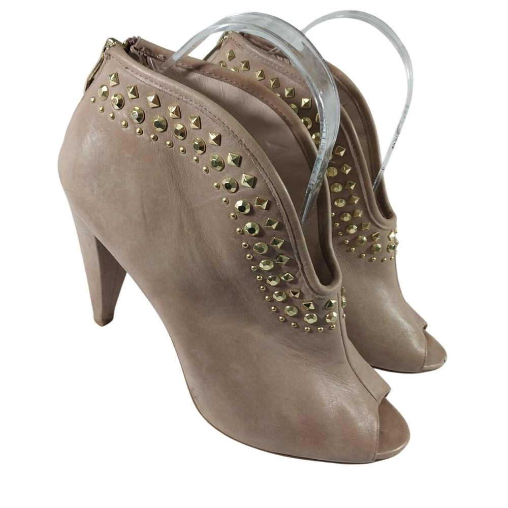 VINCE CAMUTO! FAWN BEIGE/TAN GENUINE LEATHER, GOLD STUDDED ZIPPER HEELS! SZ 8M